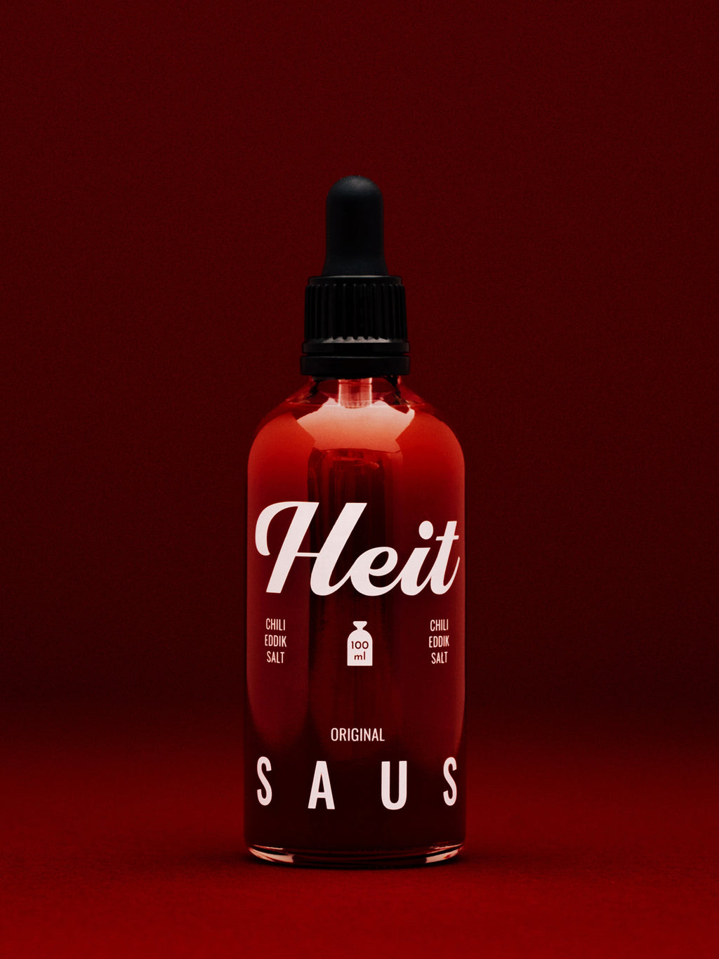 Flaske Heit Original saus mot dyp rød bakgrunn
